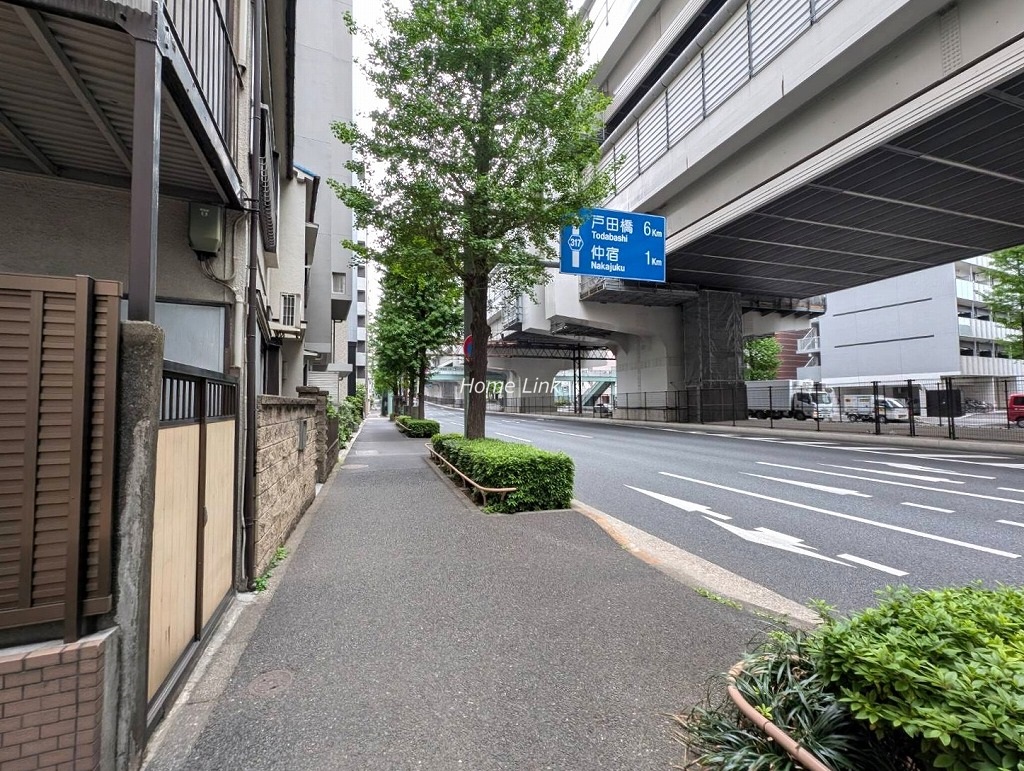 日神パレステージ大山　東側 前面道路